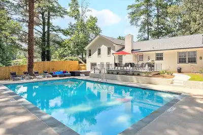 Spacious Modern 5 Bdrm, 3 Bath, w/AirHockey, Foosball Table, HotTub &Summer:Pool