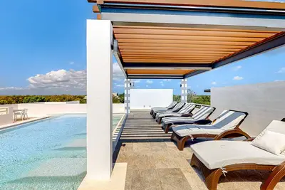 Image de All-suite apartment near beach with private balcony, rooftop pool, & kitchen