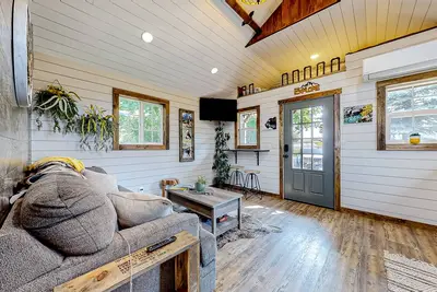 Rustic getaway with fireplace, patio area, board games, full kitchen, & Tv