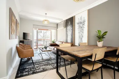 Image de Stunning apartment in a prime location in Central Stellenbosch with a balcony.