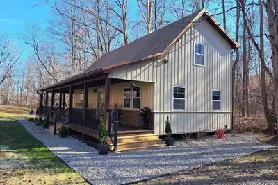 Image de Private pond, fishing, on-site hiking, hot tub and only 15 minutes to Ash Cave!