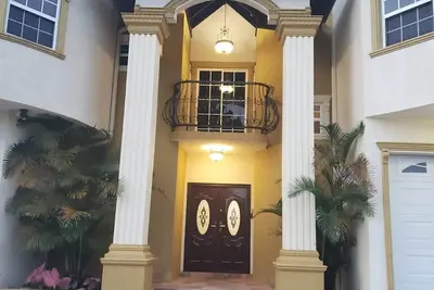 Luxury 3 Bedroom 3. 5 Bathroom Suite. Close too beaches & local attractions.