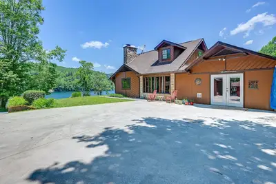 Image de Lakefront North Carolina Abode w/ Grill & Fire Pit