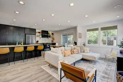 Image de Off-Broadway • Boho Modern 3br • King Suite • Huge Yard + Treehouse • Near River & Downtown