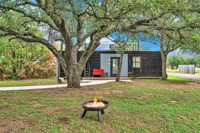 Image de Black Oak - Container Home Near Magnolia, Baylor