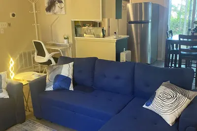 Image de Indulge in urban luxury with a stay in our cozy home.