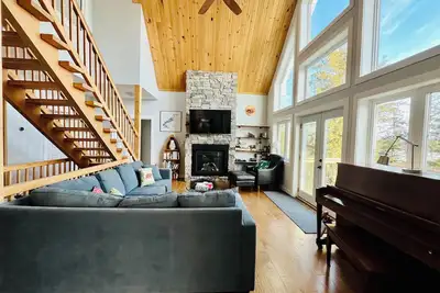 Image de The Bear Cave Cottage on Little Kennisis Lake -Lake front fun, spacious property