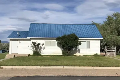 Image de Cozy little house, great location, walking distance to stores and restaurants.