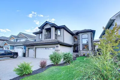 Image de Luxury Executive Home In Donsdale Near Henday, Whitemud, Wem, Heated Garage!
