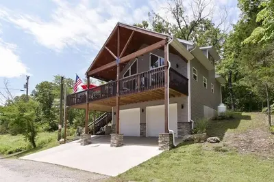 Image de Lake House Retreat - Private Hot Tub!