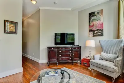 Image de Loft on E Bay Street steps to River St