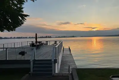 Image de Beautifully updated home on the bay and golf course with dock and raised deck!