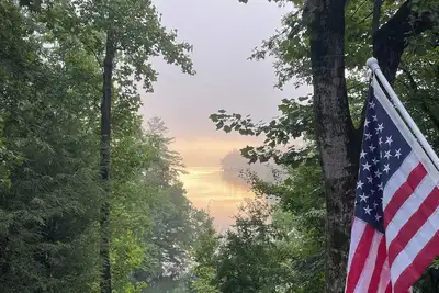 Image de \"Apple Hill Haven\" - Renovated Lake Summit mountain house with boathouse