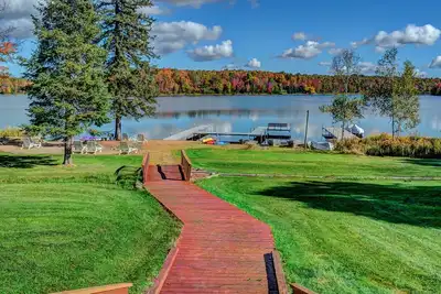 Image de Lake Access Condo in Eagle River w/ complimentary kayaks, canoes, and row boats.