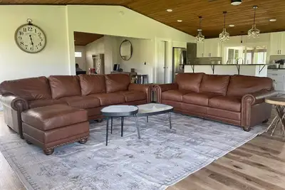 Image de Cozy home, sweeping views, minutes from biking, hiking, fishing, rafting.