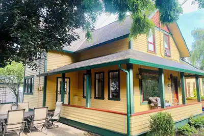 Image de Charming 1913 Heritage House By The Lake