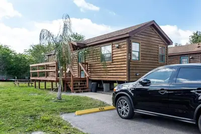 Image de Lakefront Cabin #402 – 10 Min to Beach/Dog Friendly/Fishing&Kayaks. Book Today