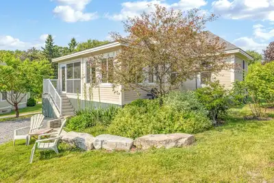 Image de Cheerful Cottage Retreat in \"The County\" on East Lake resort with pool