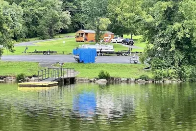 Image de Cabin w/ Views of the Foothills of the Mountains on Lake; Near Waterfalls.