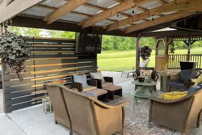 Two miles from Beaver Creek Marina! Plenty parking available. Pet friendly! !