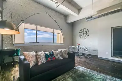 Image de Amyfinehouse Spacious 2br Loft in Downtown Dallas Pool+Valet+Gym+FreeBreakfast