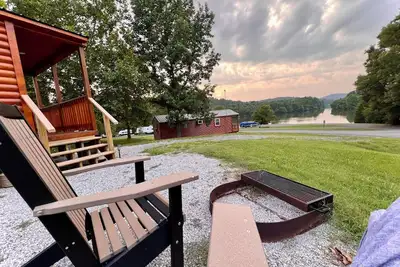 Image de Tranquil Cabin on Lake, 1 hour east of Nashville. Nearby Waterfalls.