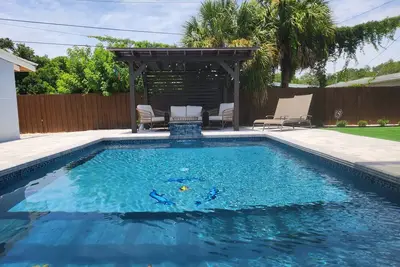 Image de Welcome to the Dolphin Den! 5 minutes to the #1 Rated Beaches in the Usa!