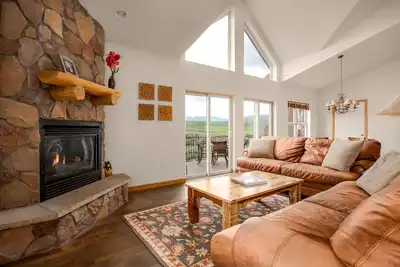Image de 202 Fireweed Court Unit A with Hot Tub