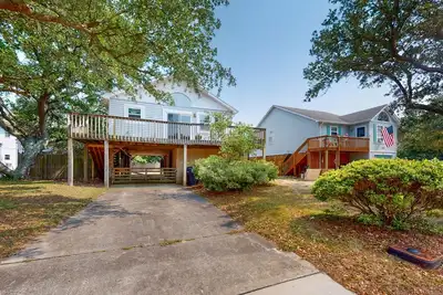 Image de Coastal dog-friendly home with grill, expansive deck, outdoor shower, W\/D, & Ac