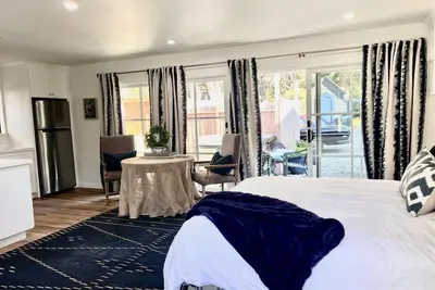 Image de Quiet Cottage in Carmel, near Barnyard