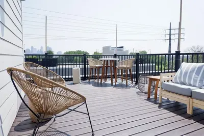 Image de New! Retro Urban Retreat - 5 bd in Northeast Minneapolis with roof top deck