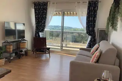 Image de 3p Lumineux avec terrasse, parking & wifi free a 20 min de La Défense.