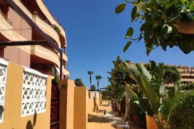 Image de Appartement de deux chambres et deux salles de bains avec piscine