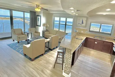 Image de Corner Unit W826 4Bed 4Baths Huge Wraparound Balcony Crab Island & Harbor Views