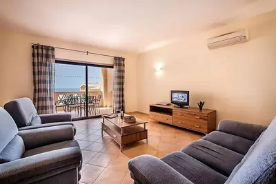 Image de Rare Find! Comfortable 2br with Kitchen, 3 Swimming Pools, Free Parking!