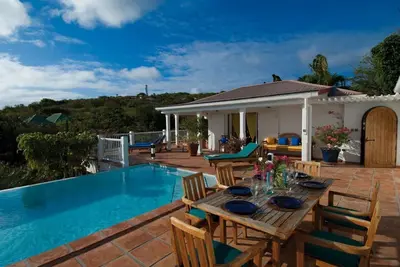 Image de Magnificent Caribbean style villa with a beautiful view from the infinity pool.
