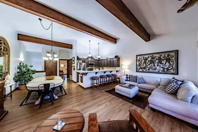 Image de Peaceful Condo | Hot Tub-Private Beach | Sleeps 8