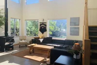 Image de Modern, open- concept house- in town & connected to Riverside Park (3 bedrooms)