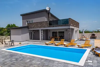 Image de Villa près du lac Vrana avec piscine