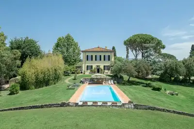 Villa Landi fantastique sur la colline avec piscine pour des vacances reposantes
