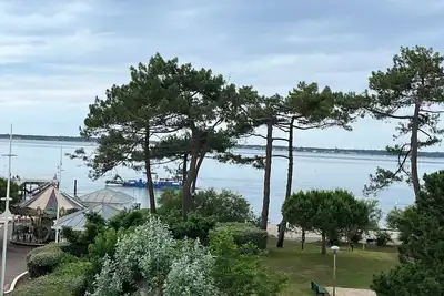 Image de Appartement T3 Front de Mer avec Terrasse, Parking et Accès Direct Plage au Moulleau