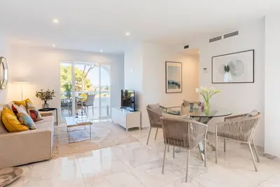 Image de Bel appartement en première ligne de golf à Azahara 1, Marbella