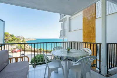 Image de Appartement 'Cap Salou' avec vue sur la mer, piscine privée, climatisation et Wi-Fi.