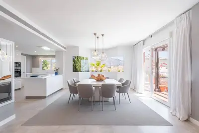 Image de Luxueux appartement 3 chambres, piscine, jacuzzi, climatisation à Marbella