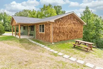 Image de Cedar Creek Cottage | Hot Tub | Modern + Secluded | Peaceful Forest Retreat Near Rrg