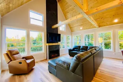 Image de Glencoe | Modern Rrg Cabin | Hot Tub | 3 King Beds - Located Just 3 Minutes From the Gorge Underground!