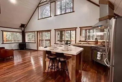 Image de The Founder - Iconic Rockhouse Cabin!