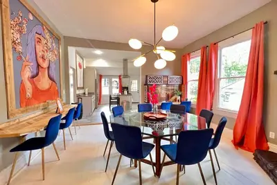 Image de The Hotel Avondale: 7b - 4bath + Skoolie tiny home