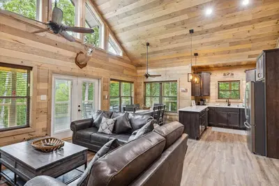 Image de *New Build* 3 Br w/ Hot Tub, Arcade, WiFi, Catch and Release Pond, Free Tickets