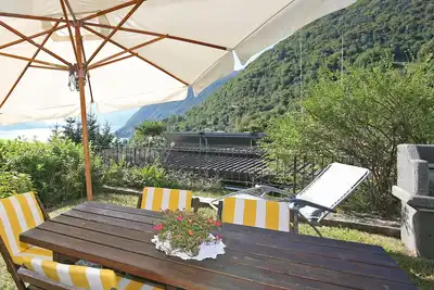 Ca' del Doss con giardino vista lago